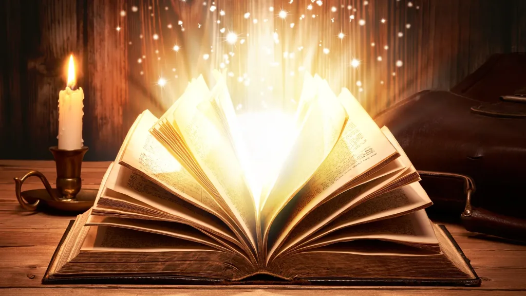 livre-ouvert-brille Un livre est ouvert et une lumière s'en échappe.
