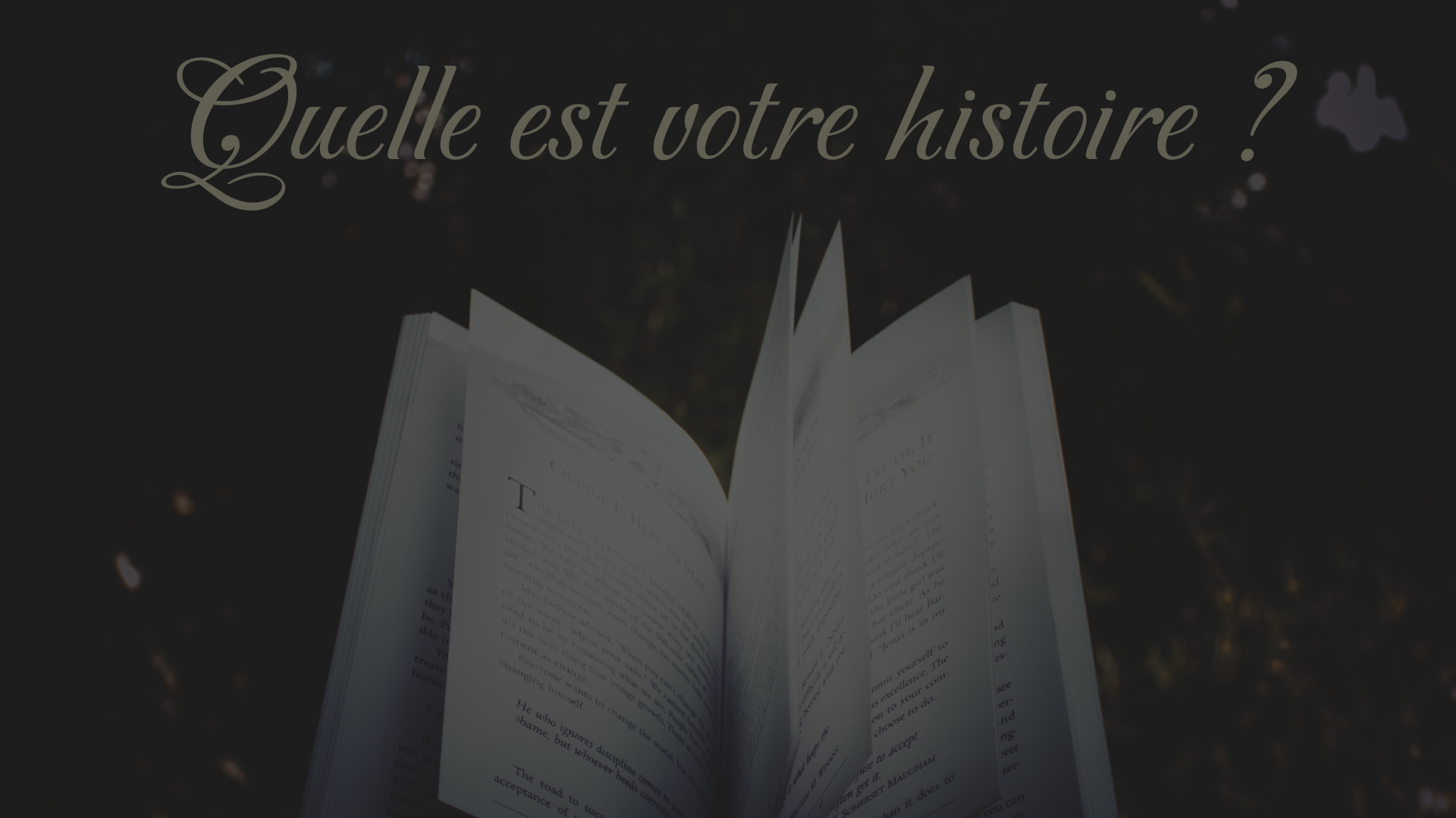 Un livre est ouvert sur la tranche et un peu surélevé. Au-dessus est écrit la phrase : "Quelle est votre histoire ?"
