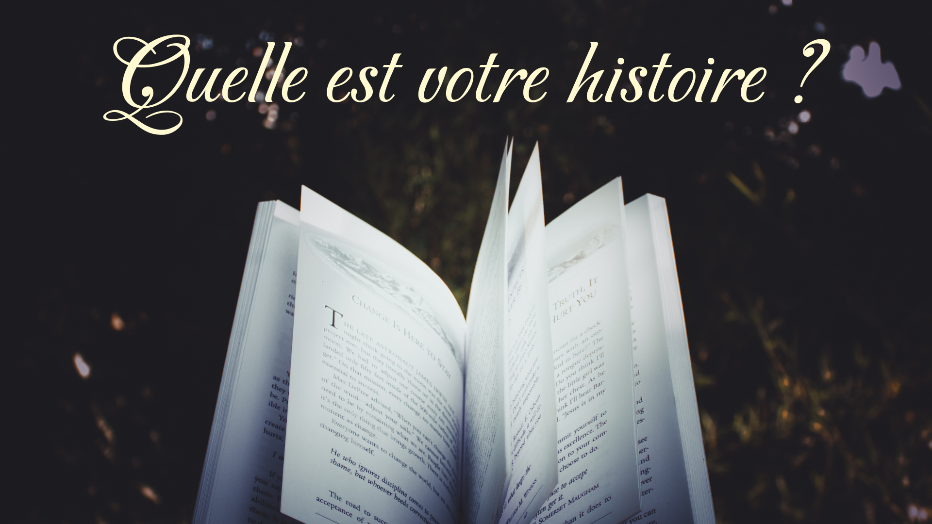 Un livre est ouvert sur la tranche et un peu surélevé. Au-dessus est écrit la phrase : "Quelle est votre histoire ?"