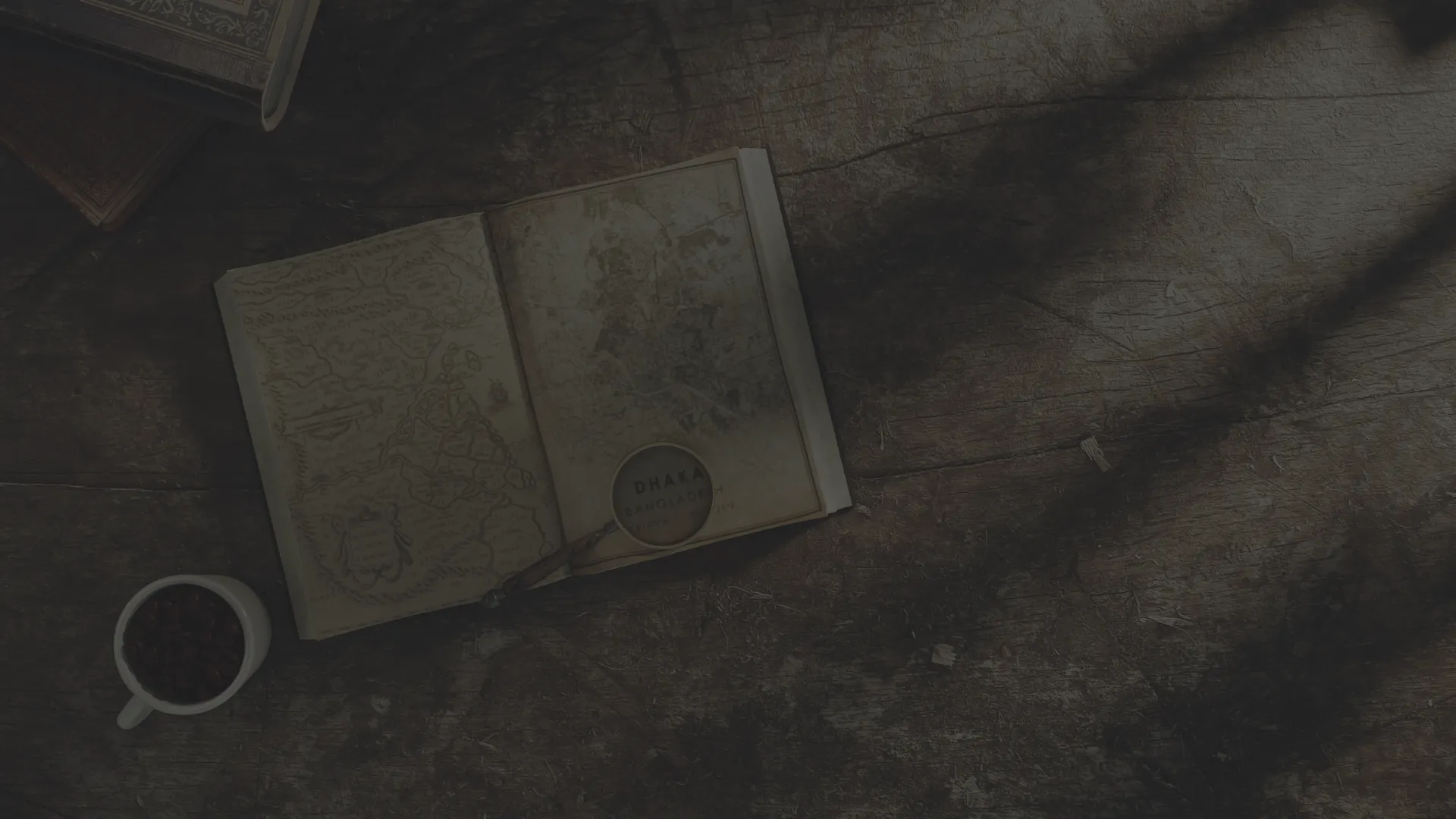 Un vieux livre dont vous êtes le héros, ouvert sur une table en bois avec une loupe qui montre un indice.
