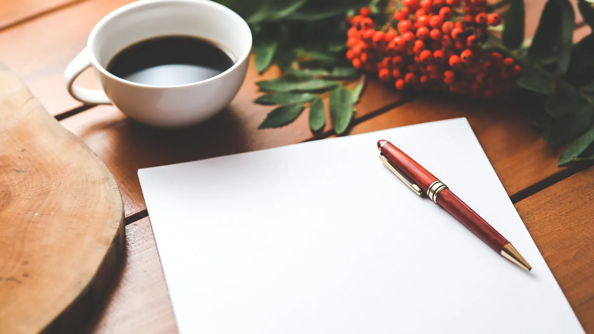image-article-ecrire-une-histoire Un stylo est posé sur une feuille à côté d'un café, prêt à écrire une histoire.